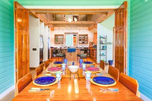 Villa, 6 Schlafzimmer, Terrasse, Meerblick | Essbereich im Zimmer