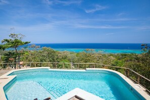 Outdoor pool, a rooftop pool - Colina Vista (Roatan)
