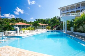 Townhouse, 3 kamar tidur, teras, pemandangan kebun | Kolam renang outdoor