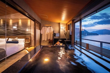 Premium Twin Room, Private Bathroom, Ocean View | Bathroom | Free toiletries, hair dryer, slippers, bidet. Miyajima Kinsuikan