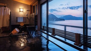 A room with a large window, a bench, and a bathtub. - Miyajima Kinsuikan (Hatsukaichi)