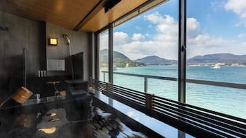 Habitación Royal con 2 camas individuales, baño privado, vistas al mar | Baño | Artículos de higiene personal gratuitos, secador de pelo y zapatillas