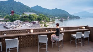 A bar area with a view of a traditional pagoda and mountains. - Miyajima Kinsuikan (Hatsukaichi)