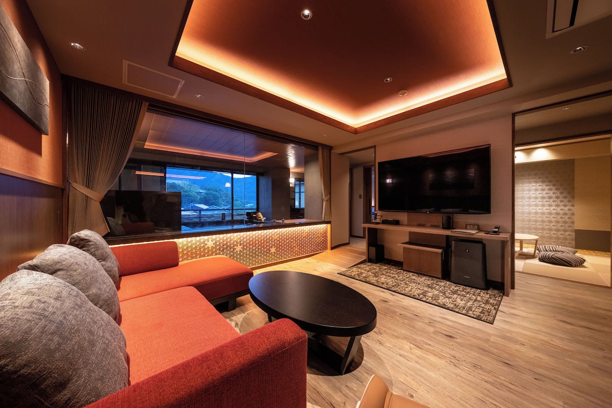 Phòng Suite Premium, nhiều giường, không hút thuốc (with Semi Open Air bath, ROKU) | Két bảo mật tại phòng, bàn, truy cập Internet không dây miễn phí 