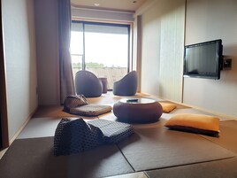 [Mt. Fuji view] Japanese-Western room with private bath | In-room safe, individually decorated, individually furnished