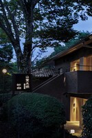 Un edificio japonés tradicional con fachada de madera y un letrero con los números 841 y 858.