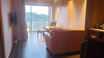 Rum - icke-rökare - utsikt mot bergen (Western style, with private bath) | Vardagsrum | Platt-tv