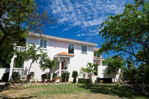 Fachada de la propiedad