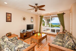 Villa, 2 habitaciones, Terraza, vista al océano | Sala de estar | Reproductor de DVD 