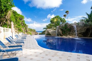 Una piscina al aire libre, una piscina infinita