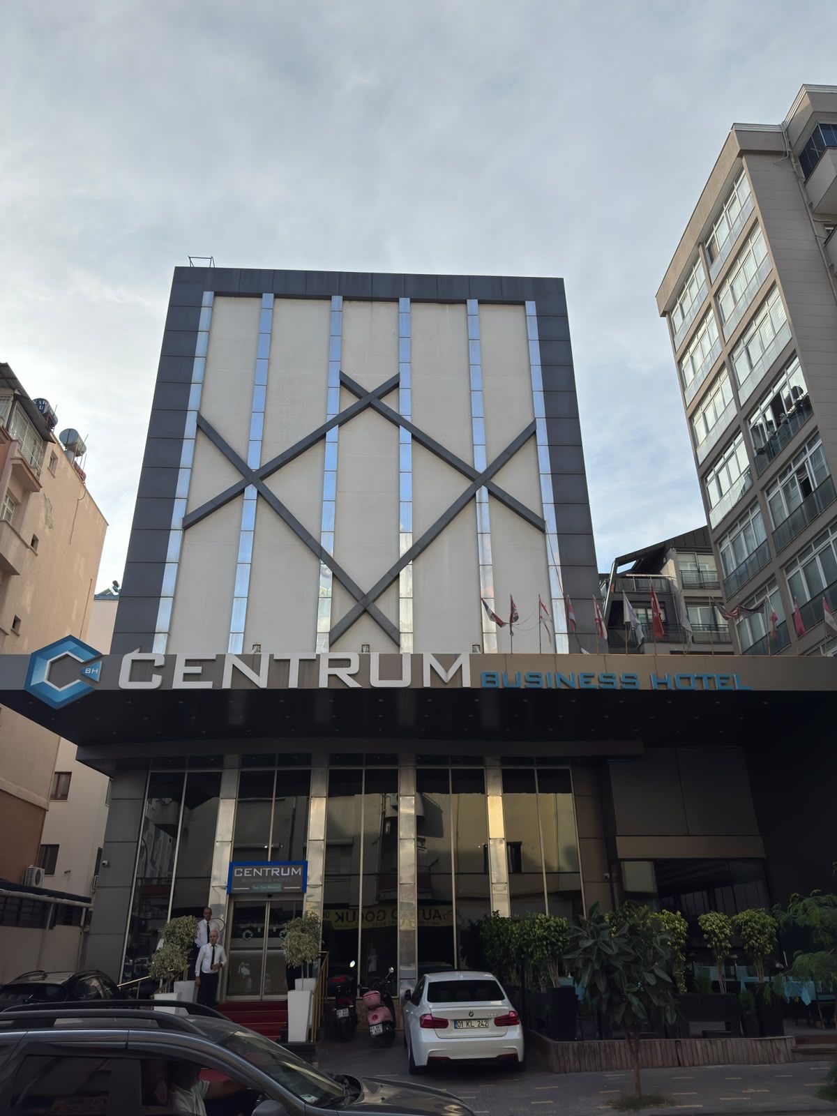 Un immeuble sur lequel est apposée une grande enseigne indiquant « CENTRUM BUSINESS HOTEL ».
