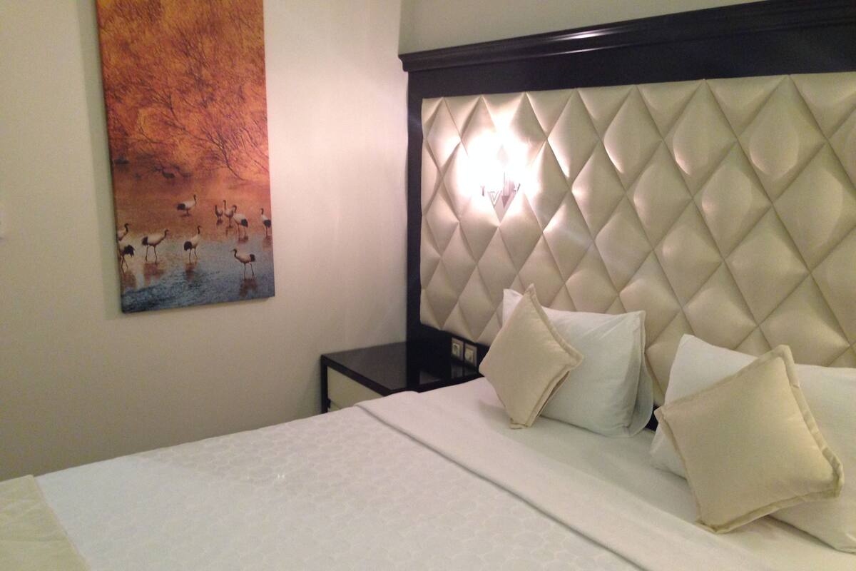 Minibar (free items), in-room safe, desk, WiFi (free)