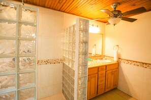 Bathroom - La Casa Buena Vida T 21 (Roatan)