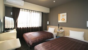 A hotel room with two beds, a desk, a TV, an air conditioner, and a painting on the wall. - Hotel Route Inn Natori Iwanuma Interchange (Iwanuma)