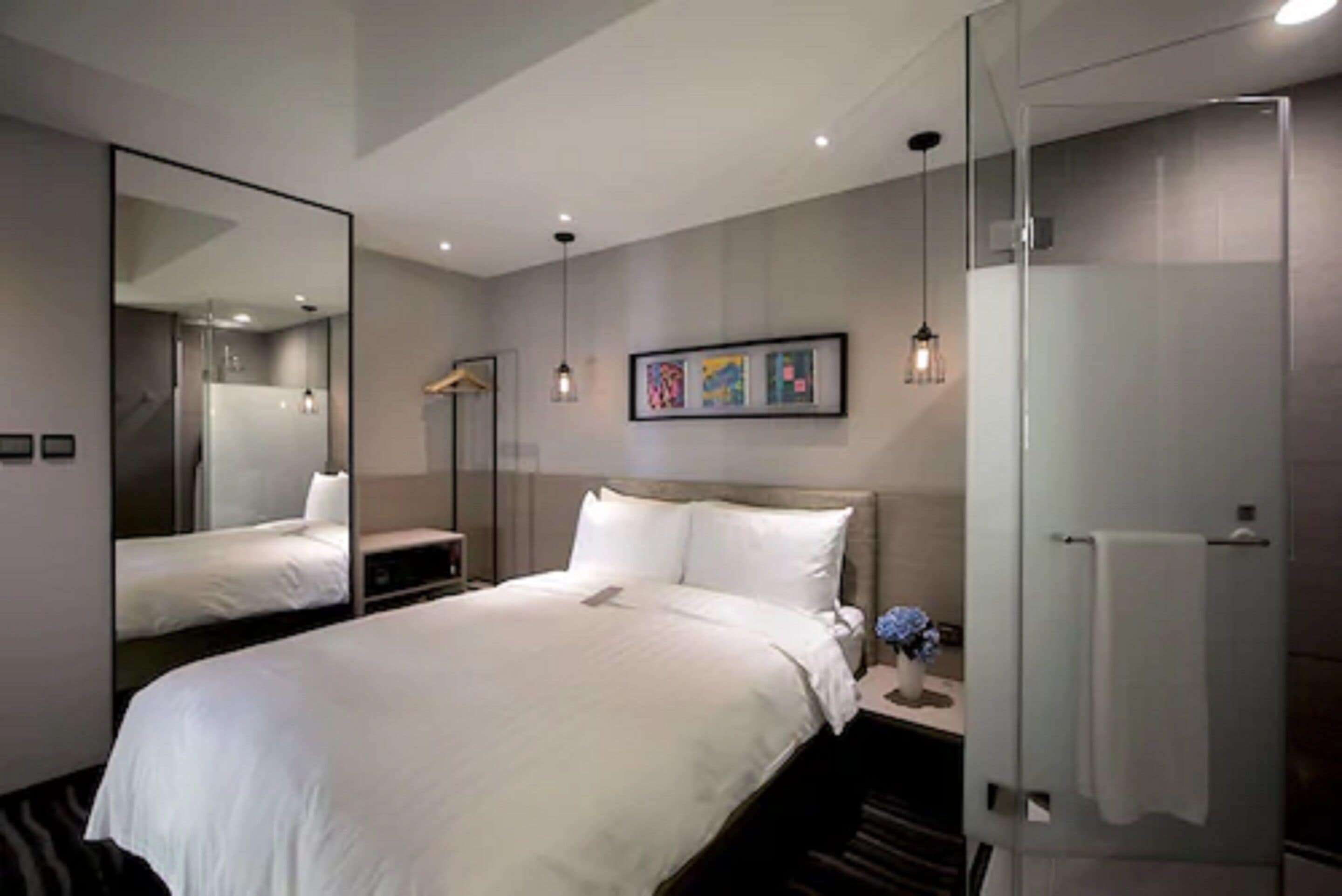 standard room | premium bedding, down duvets, desk, soundproofing