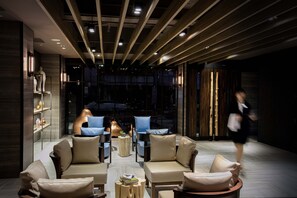 A modern lounge area with sofas, chairs, and a coffee table. - Changyu Hotel (Tainan)