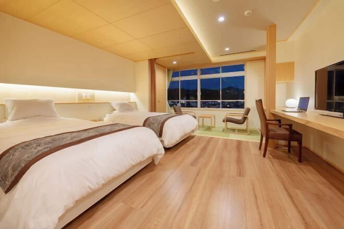 Premium bedding, in-room safe, free WiFi, bed sheets