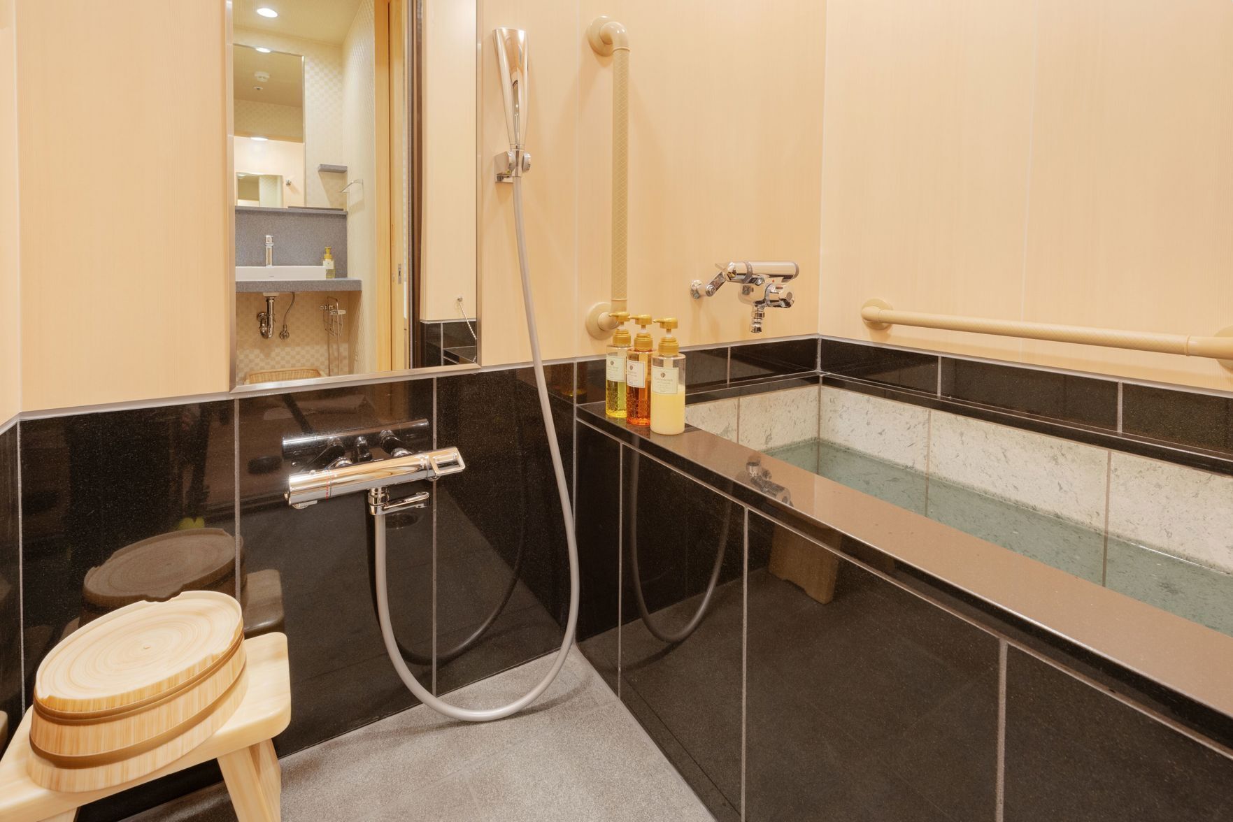 Bathroom | Combined shower/bathtub, deep-soaking bathtub, free toiletries