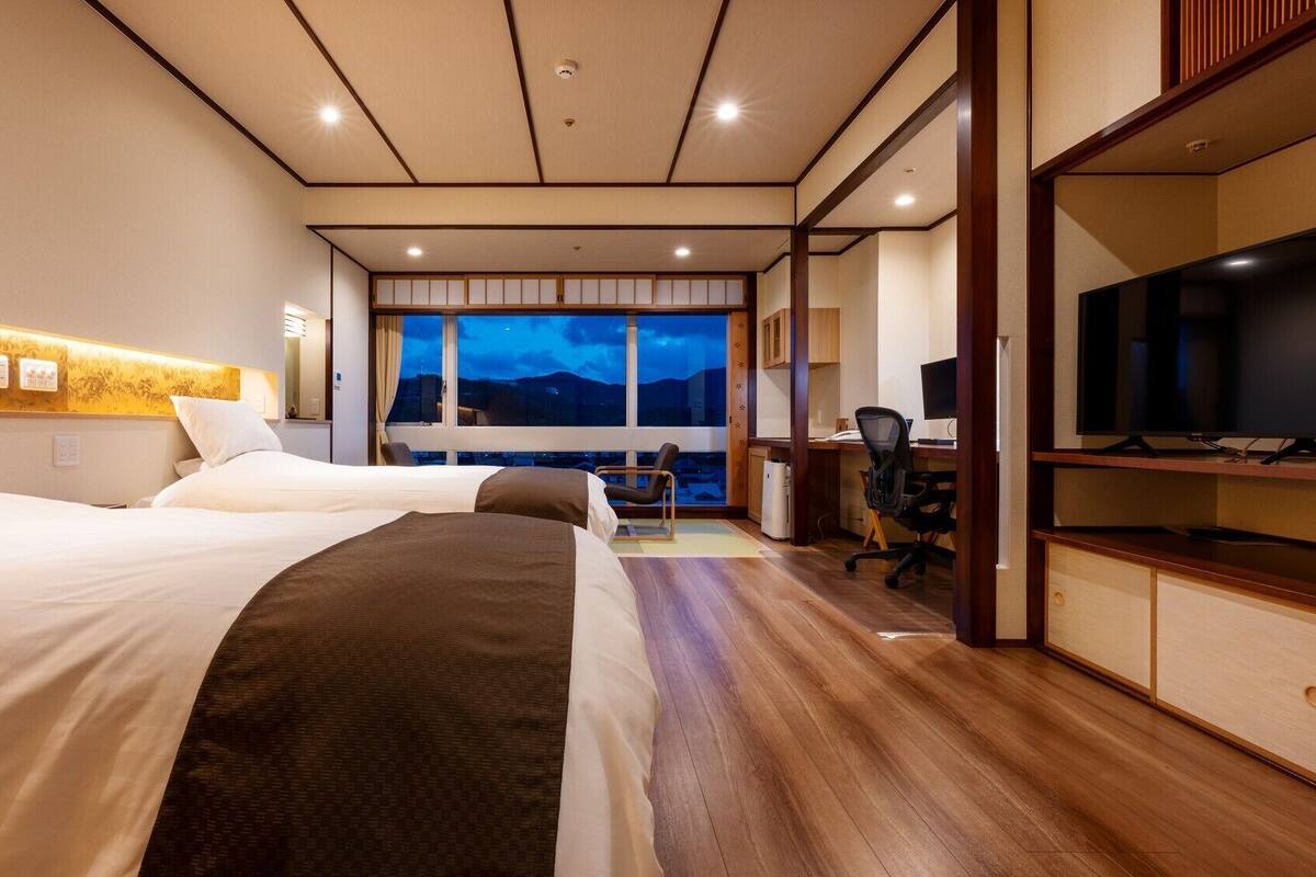 Premium bedding, in-room safe, WiFi (free), bed sheets