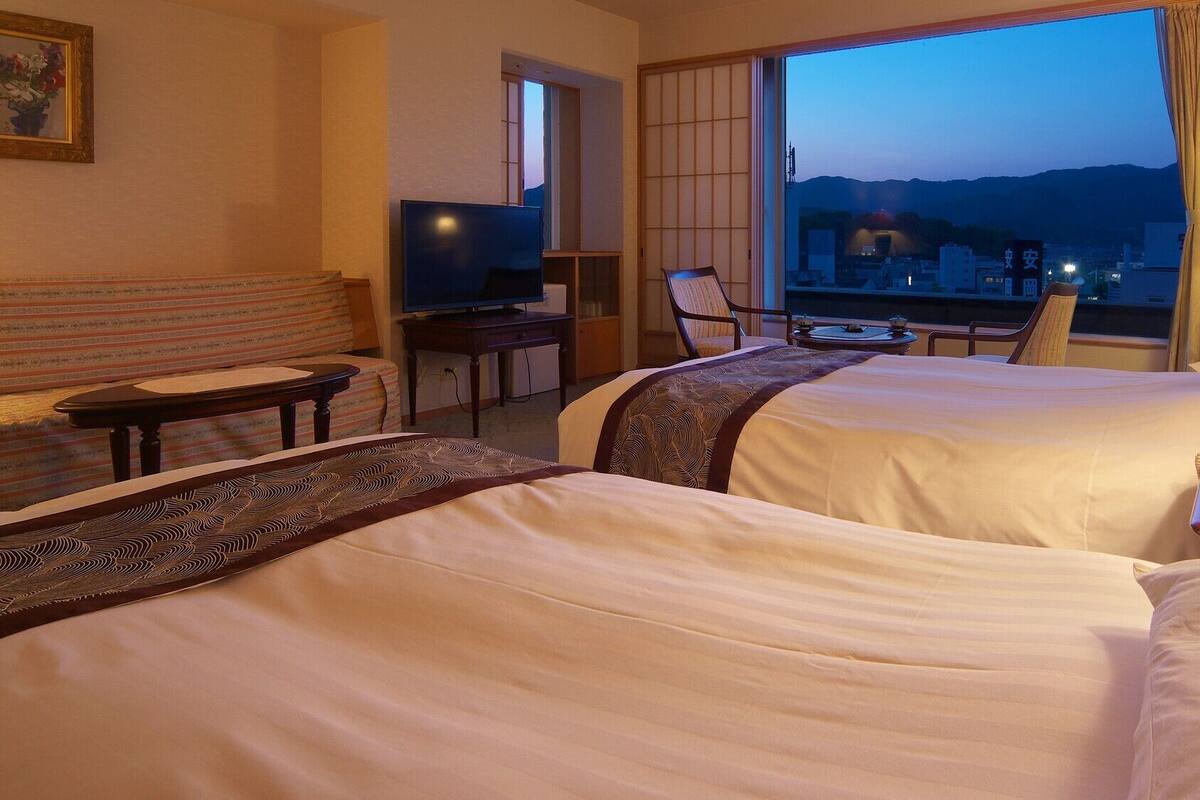 Premium bedding, in-room safe, WiFi (free), bed sheets