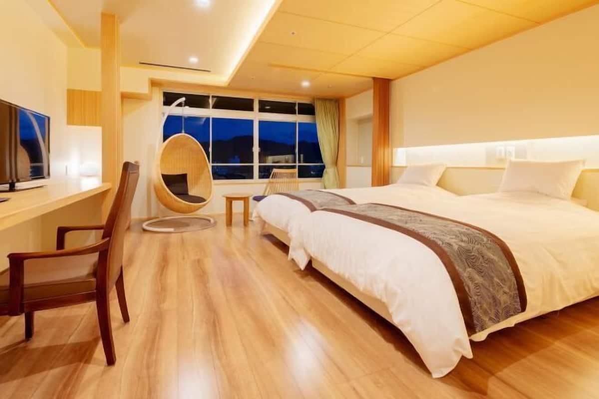 Premium bedding, in-room safe, free WiFi, bed sheets