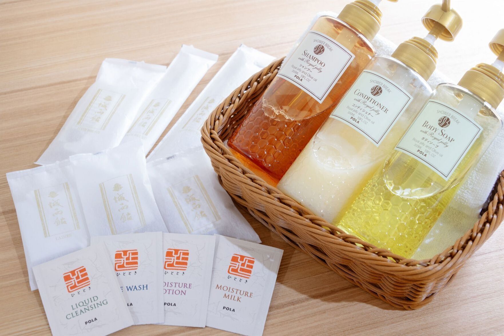 Bathroom amenities | Combined shower/bathtub, deep-soaking bathtub, free toiletries