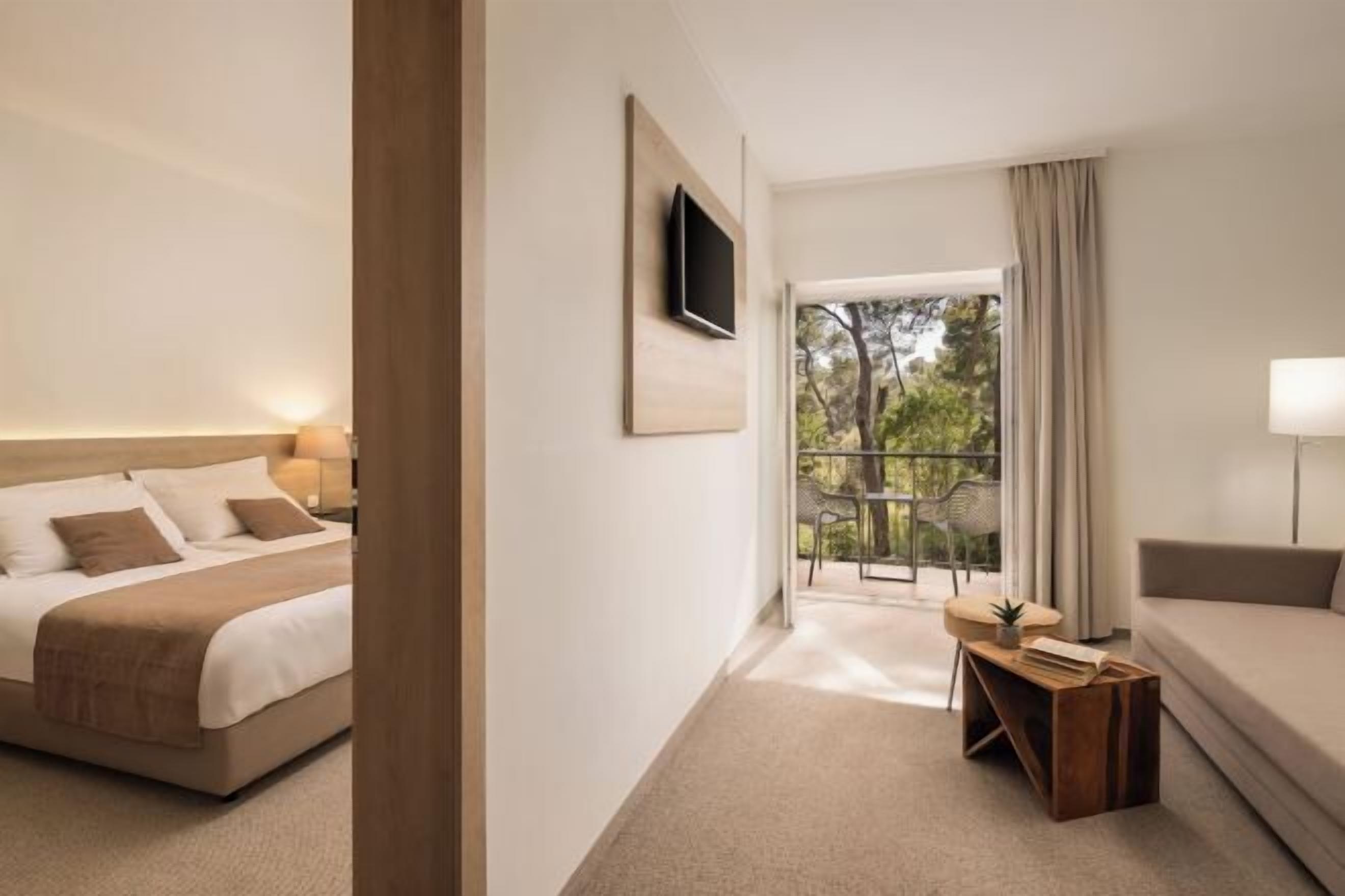 Minibar, coffres-forts dans les chambres, bureau, lits bébé (gratuits)