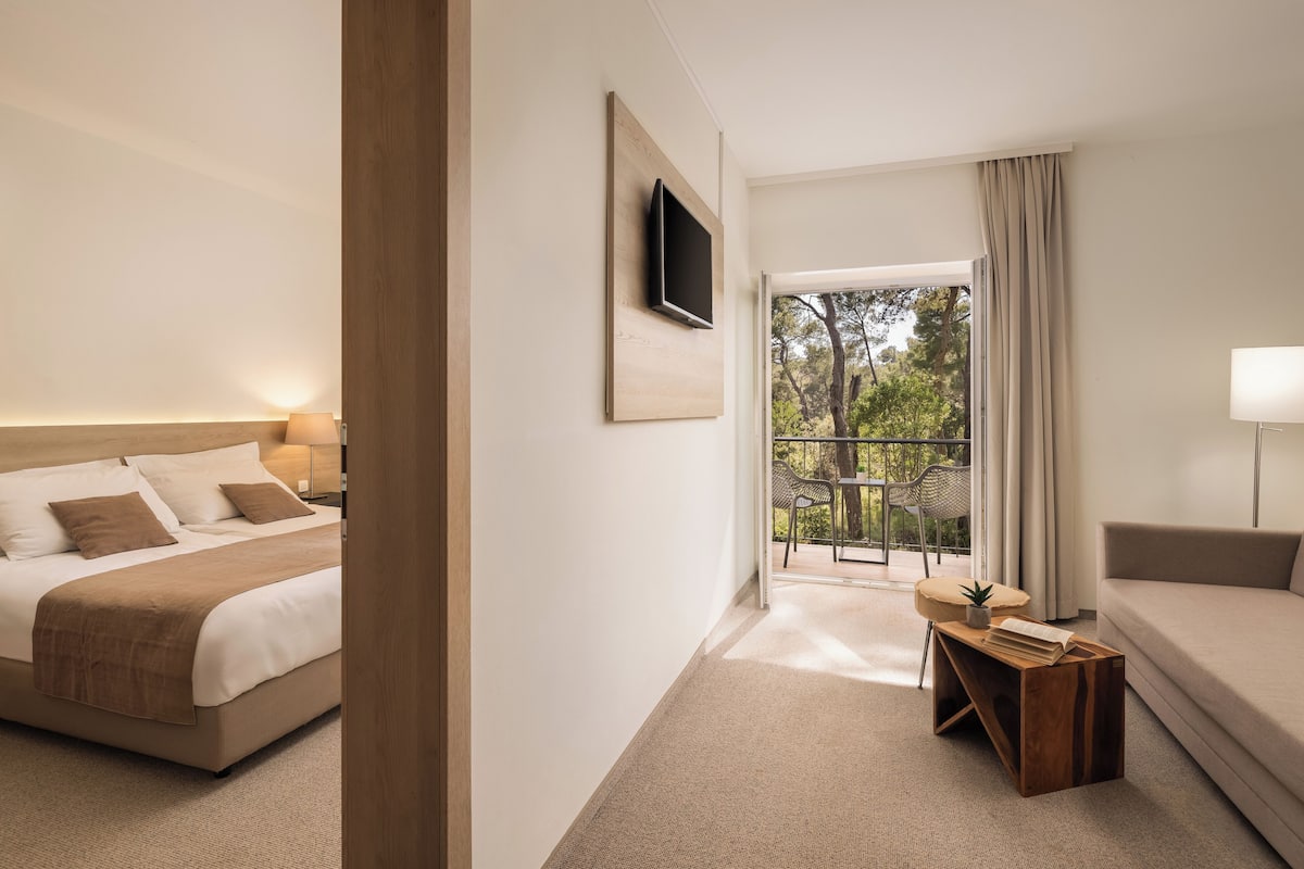 superior suite with balcony | 1 bedroom, minibar, in-room safe, desk