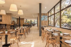 Serveert ontbijt, lunch, diner, lokale en internationale gerechten 