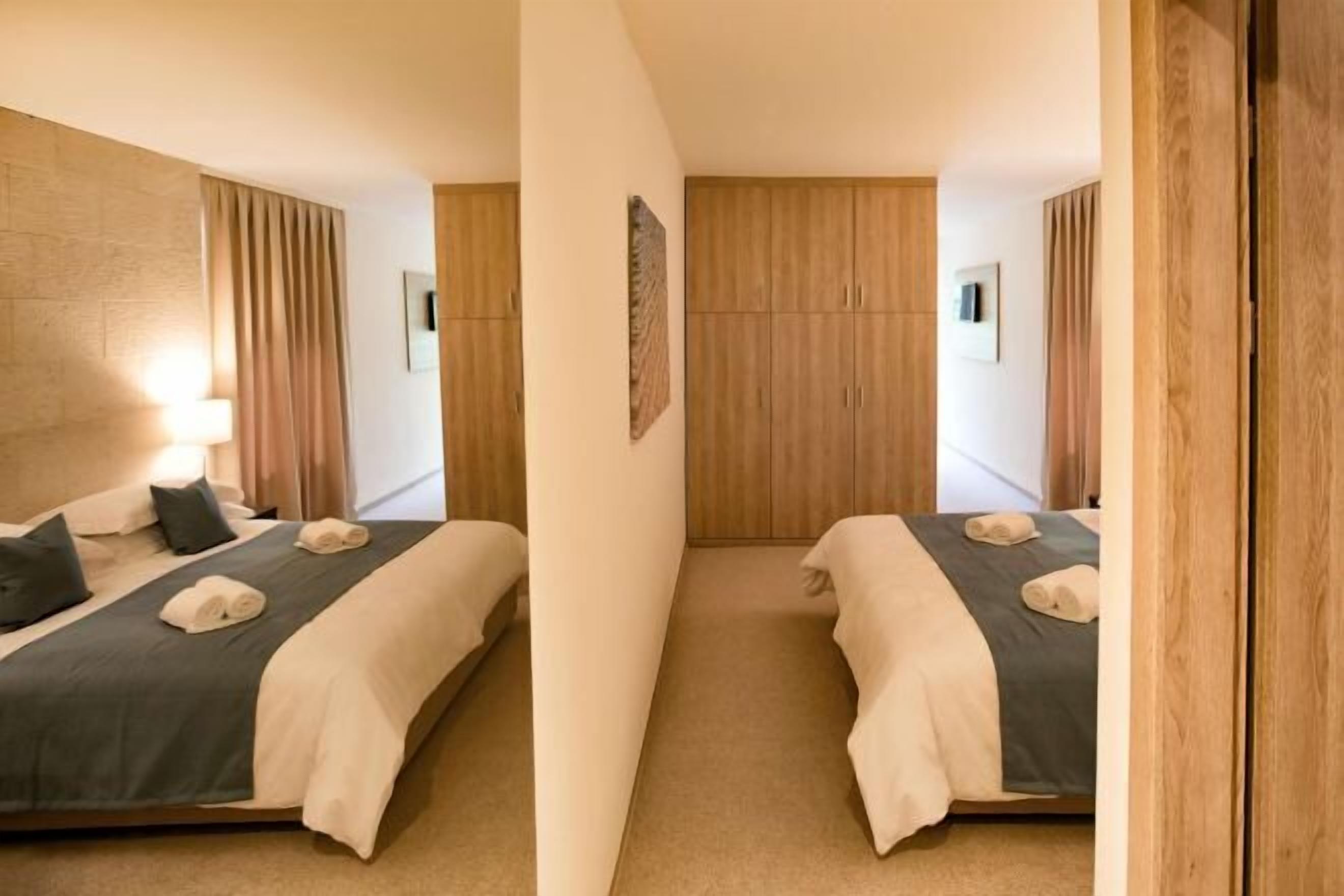 Minibar, coffres-forts dans les chambres, bureau, lits bébé (gratuits)