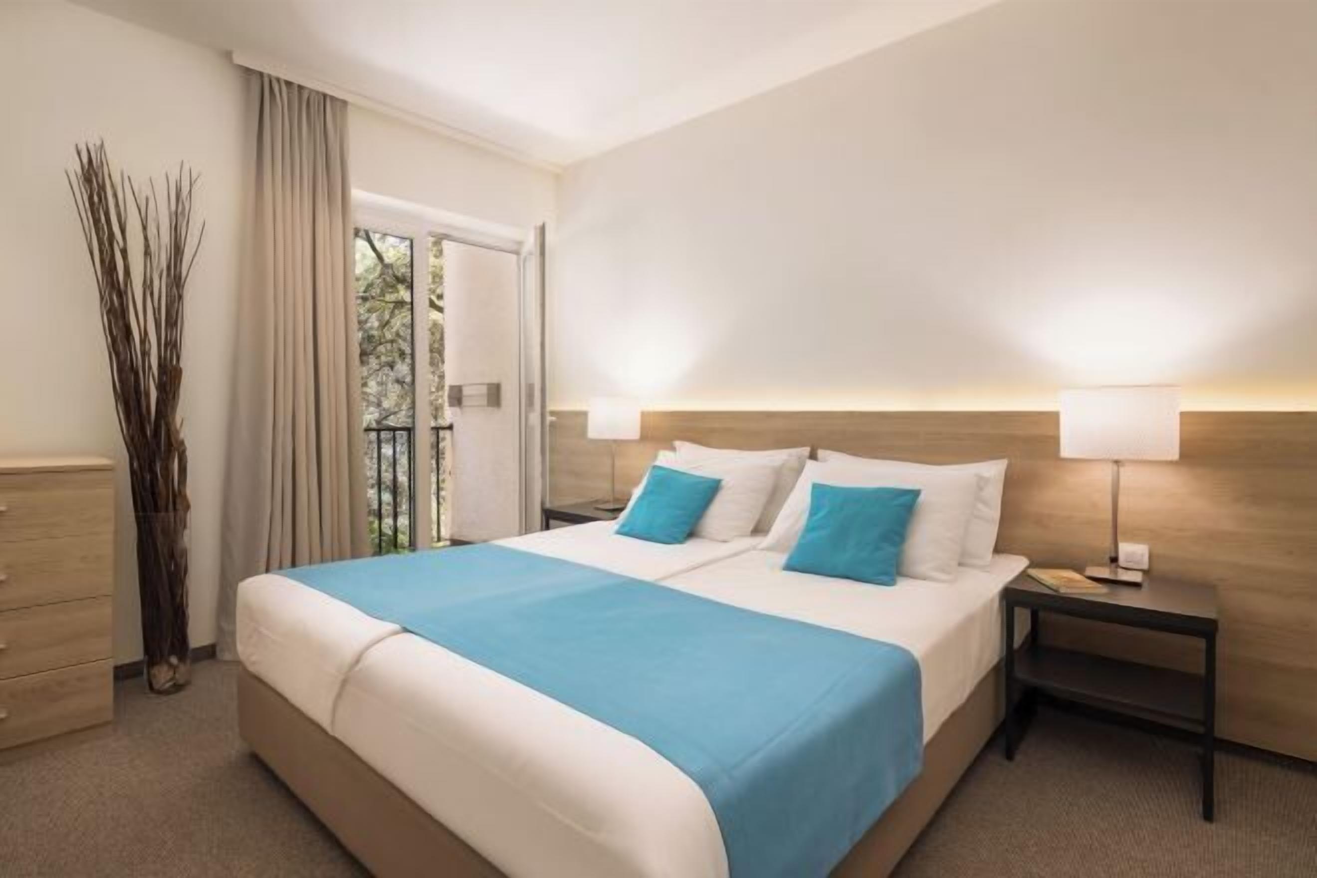 Minibar, coffres-forts dans les chambres, bureau, lits bébé (gratuits)