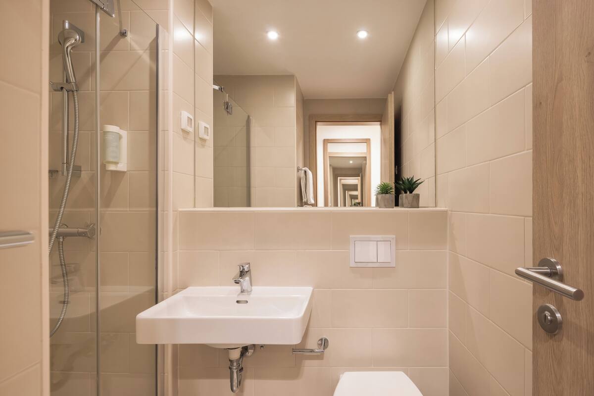 standard double room | bathroom | free toiletries, hair dryer, bathrobes, towels