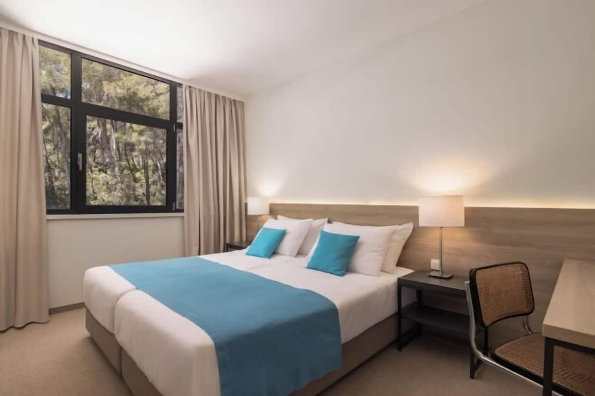 Minibar, in-room safe, desk, cribs (free)