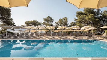 Seasonal outdoor pool, pool umbrellas, sun loungers