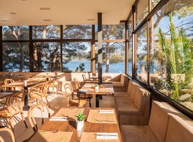 Se sirven desayunos, almuerzos y cenas; cocina local e internacional