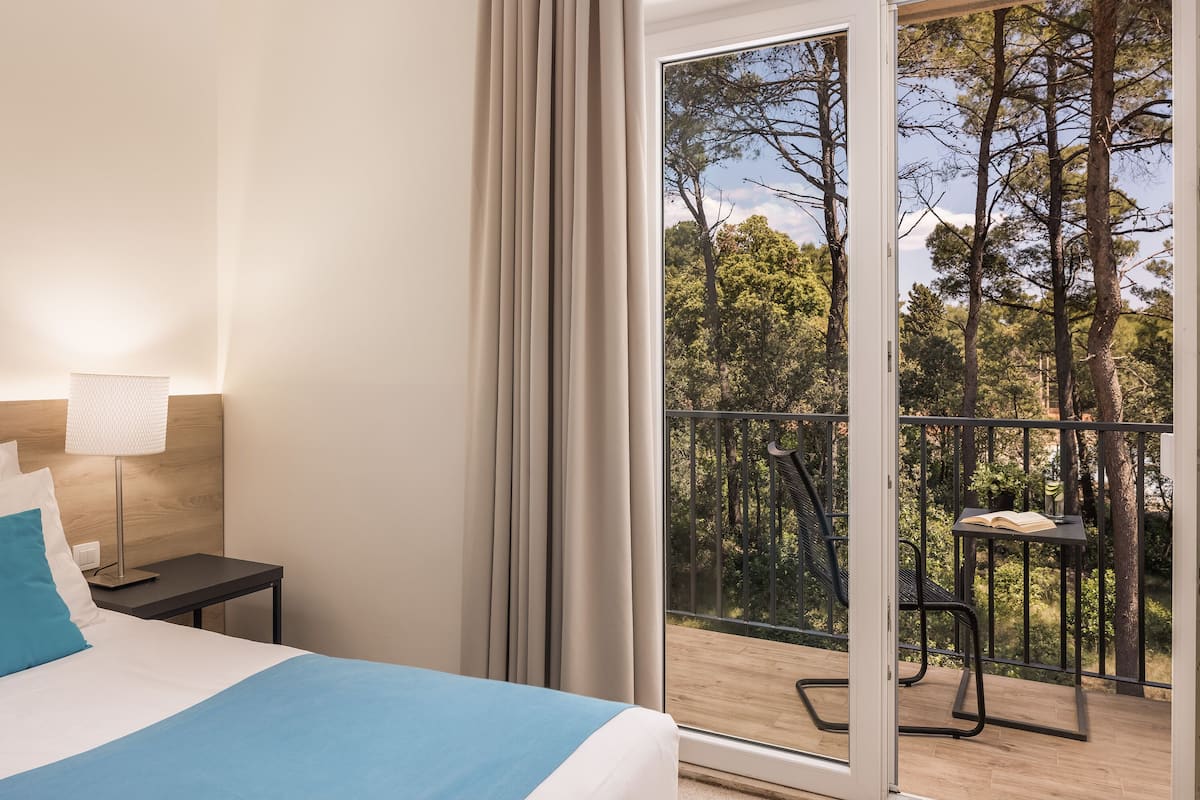 superior double room with balcony | 1 bedroom, minibar, in-room safe, desk