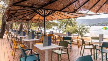 Menyajikan hidangan lokal dan internasional