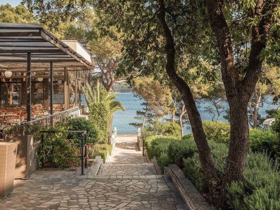 Breakfast, lunch, dinner served; local and international cuisine