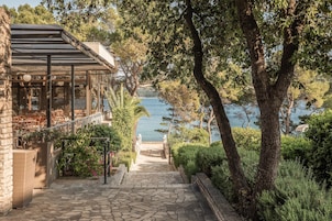 Se sirven desayunos, almuerzos y cenas; cocina local e internacional