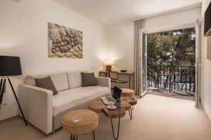 Deluxe Suite with Sea View Balcony | Oppholdsområde | Flatskjerm-TV