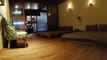 Standard Quadruple Room | Desk, blackout curtains, free WiFi