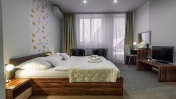 In-room safe, desk, iron/ironing board, cribs/infant beds