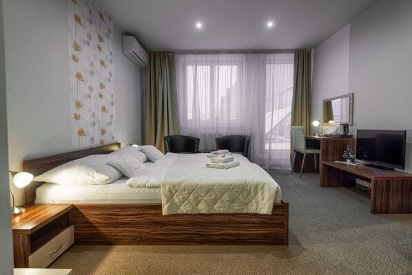 房內夾萬、書桌、熨斗/熨衫板、嬰兒床 (收費)