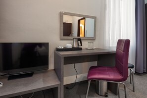 객실 내 금고, 책상, 다리미/다리미판, 유아용 침대