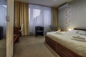 雙人或雙床房 | 房內夾萬、書桌、熨斗/熨衫板、嬰兒床 (收費)