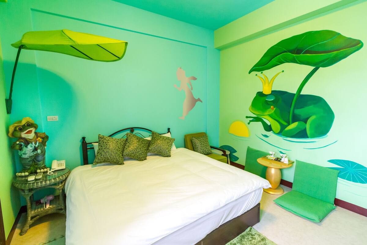 Premium bedding, desk, rollaway beds, free WiFi
