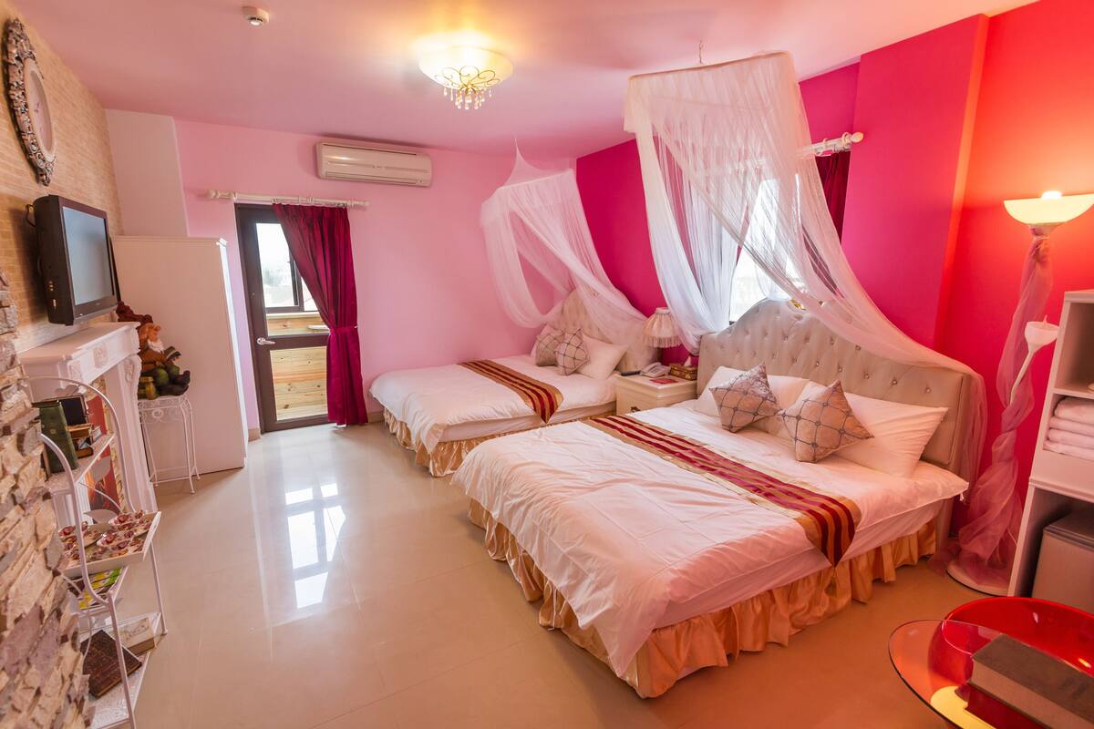 Premium bedding, desk, rollaway beds, free WiFi