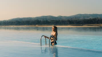 Piscina all'aperto, ombrelloni da piscina, lettini