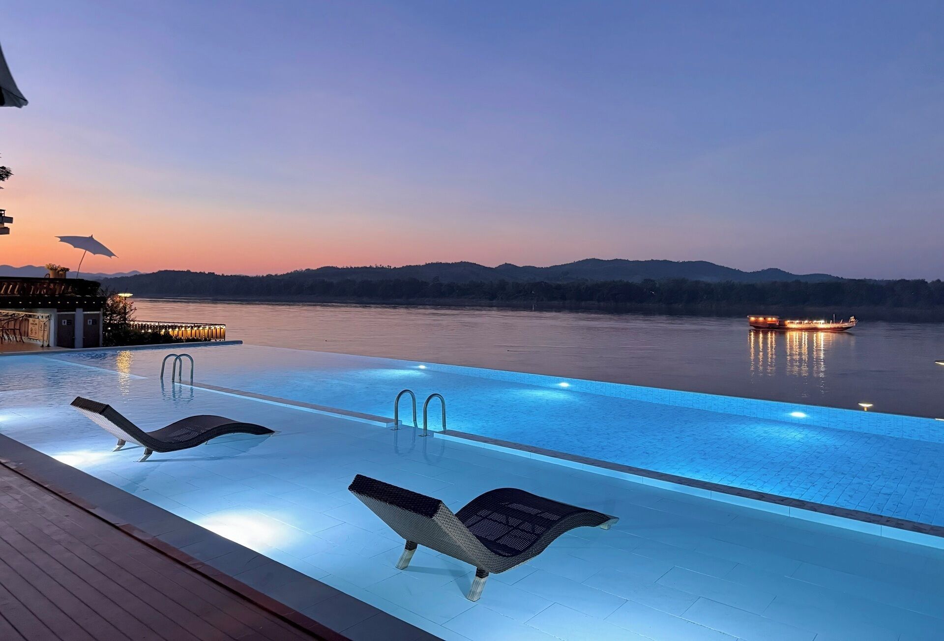 สระว่ายน้ำกลางแจ้ง เปิด 8:00 น. ถึง 20:00 น., ร่มริมสระว่ายน้ำ