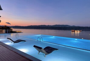 Piscina externa, funciona das 8h às 20h, guarda-sóis, espreguiçadeiras